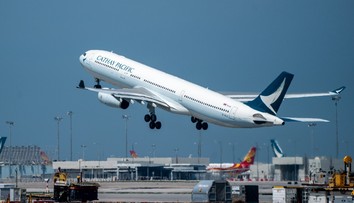 Krušné chvíle na palube letu z USA do Hongkongu. Mladík sa pokúsil otvoriť dvere lietadla