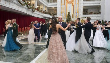 FOTO: Po boku Lukašenka sa objavuje o desiatky rokov mladšia modelka. Je to jeho milenka, píšu ruské médiá