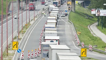 Hromadná zrážka ochromila D2, zablokovala smer na Bratislavu