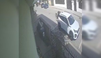 VIDEO: Narazil do zaparkovaného auta a zmizol. Polícia hľadá cyklistu