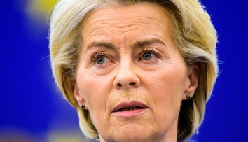 Šéfka EK ustála v europarlamente obe hlasovania o vyslovení nedôvery