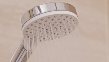 Sprcha v hoteli môže byť lotéria. Hygienici varujú pred nebezpečnou baktériou