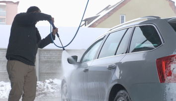 Umývanie auta v zime vás môže vyjsť poriadne draho. Odborník radí, čomu sa vyvarovať