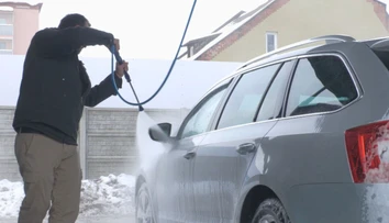 Umývanie auta v zime vás môže vyjsť poriadne draho. Odborník radí, čomu sa vyvarovať