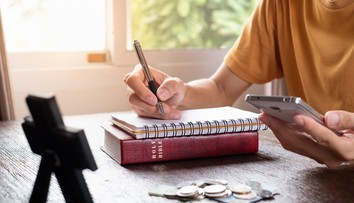 Oklamaní veriaci. Muž od nich vyzbieral milióny na misiu v Číne, z milodarov si však užíval prepychový život