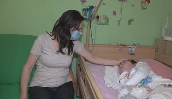 Nedávali jej ani päť rokov rokov života. Fazuľka má už deväť a rodičia sa nevzdávajú