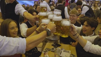 Pivo za takmer 16 eur. Oktoberfest odštartoval, ľudia čakali v dave celé hodiny