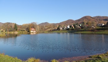 Koniec nefunkčným výpustom a nánosom bahna. Tajch v Novej Bani začali rekonštruovať