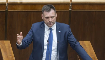 „Chcem byť veľmi aktívny poslanec,“ sľuboval. Tomáša Tarabu v rokovacej sále zatiaľ nevideli