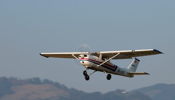 „Vieš, čo máš robiť, pokračuj.“ Pilot vyskočil z lietadla počas letu, pristáť musela študentka