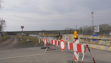 Hraničný priechod medzi Slovenskom a Českom uzavreli. Ľudia si za obchádzku po diaľnici musia priplatiť