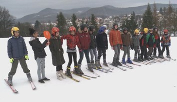 Učiteľky základnej školy v Tovarnom zobrali na lyžiarsky výcvik žiakov zo špeciálnej triedy