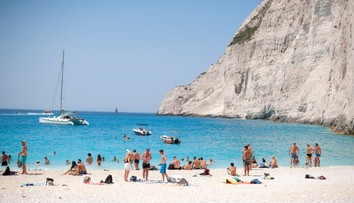 Na svetoznámu grécku pláž sa turisti toto leto nedostanú. Hrozí tam nebezpečenstvo