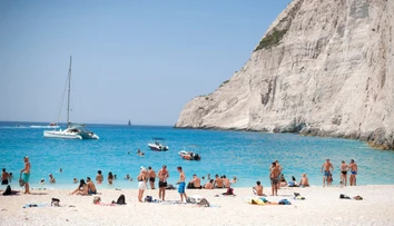 Na svetoznámu grécku pláž sa turisti toto leto nedostanú. Hrozí tam nebezpečenstvo