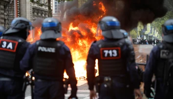 Zablokované vchody, podpálené kontajnery a bitky s políciou. Stovky stredných škôl vo Francúzsku zasiahli protesty