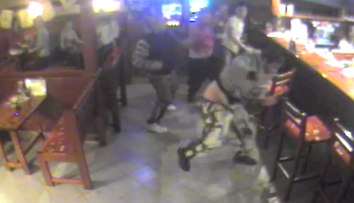Zastali sa barmanky, skončili v nemocnici. Majiteľ baru zverejnil video