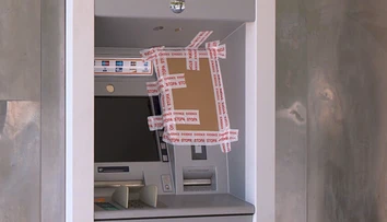 Zrejme zbabraná krádež bankomatu na východe Slovenska. Páchatelia po sebe zanechali stopy