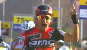 Van Avermaet vyhral belgickú klasiku E3 Harelbeke, Sagana zbrzdil hromadný pád