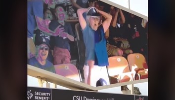 Babička ovládla športový zápas. Svoj radostný tanec zavŕšila iba v podprsenke