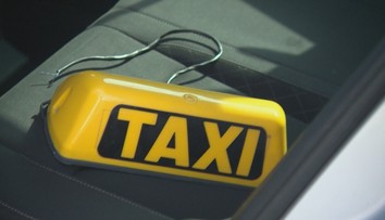 Odvezie vás po ôsmej večer taxík? Taxikári za rok takmer vymizli z ulíc a hrozí im krach