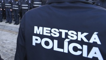 Fotka dňa. Kuriérovi jedla spadli do kanalizácie kľúče, pobaví vás, ako reagoval policajt