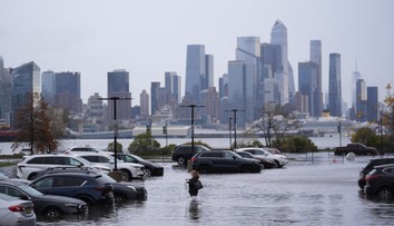 Zaplavené ulice, uviaznuté autá a brodiaci sa ľudia. New York zasiahli rekordné dažde