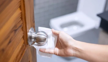 Zapáchajúce prekvapenie na toalete. V domoch fínskych politikov sa pred voľbami dejú čudné veci, podozrievajú Rusko