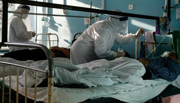 Šokujúca exkurzia má zmeniť názor známym antivaxerom. Ruskí lekári ich pozvali do „covidárií“