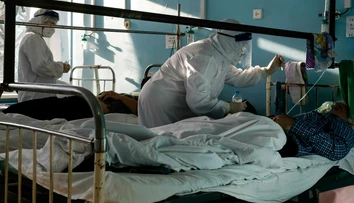 Šokujúca exkurzia má zmeniť názor známym antivaxerom. Ruskí lekári ich pozvali do „covidárií“