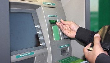 Vyberiete si peniaze z bankomatu a o chvíľu dostanete defekt. Polícia varuje pred trikom zlodejov