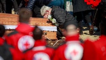 V Severnom Macedónsku začali pochovávať obete požiaru. Stopy vyšetrovateľov vedú aj k exministrovi