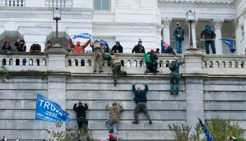 Zverejnili záverečnú správu o vyšetrovaní útoku na Kapitol, Trumpa nepoteší