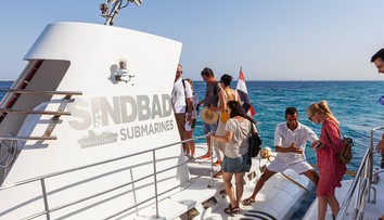 VIDEO: Keď sa začali ponárať, poklop bol stále otvorený. Turista zachytil na kameru chaos na ponorke v Hurghade