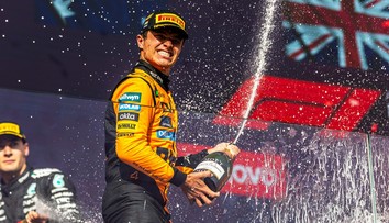 Behal nahý s traktorom po záhrade, nahneval ho seriál. Teraz chce „párty chlapec“ zabudnúť, že jazdí F1