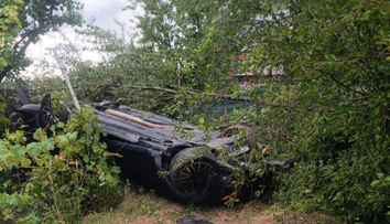 Luxusný Mercedes skončil prevrátený v bratislavskej záhrade. Vodič vyviazol so zraneniami, spomína sa podozrivá jazda