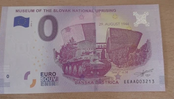 Ľudia stáli hodiny v rade, aby si kúpili nulovú eurobankovku