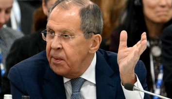 Lavrov sa prvýkrát od začiatku invázie ukázal na pôde EÚ. Politici zo šiestich krajín na protest opustili sálu