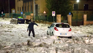 Rím paralyzoval lejak s krúpami veľkými ako tenisové loptičky