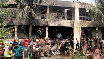 FOTO+VIDEO: Letecké nešťastie v Bangladéši. Na školu sa zrútilo armádne lietadlo, hlásia najmenej 19 obetí