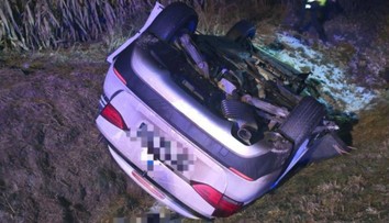 Sedem zranených, z toho tri deti. Po čelnej zrážke z áut odtrhlo kolesá (FOTO)