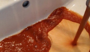 Toto tečie z kohútikov ľuďom vo Vyhniach: Z červenej vody sú už zúfalí