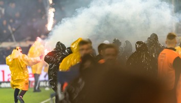 VIDEO: Šialené scény na zápase v Nemecku. Polícia naháňala fanúšikov priamo na trávniku