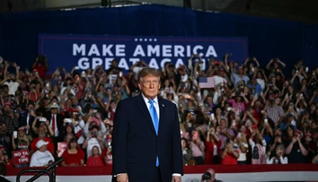 Trump naznačil, že by mu nevadilo, keby Irán zničil dve americké mestá. Jeho popularita je na historickom dne