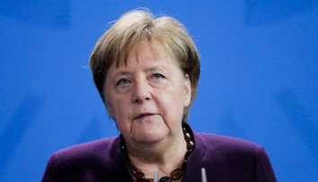 Angela Merkelová povzbudila futbalistu Joshuu Kimmicha, aby sa dal očkovať