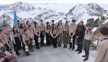 Betlehemské svetlo opäť na Lomnickom štíte. Skauti ho niesli hore, no legenda už len čakala doma
