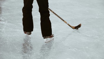 Kuriózny prípad: Polícia pátra po mužovi, ktorý ukradol 500 hokejok. Verejnosť žiada o pomoc