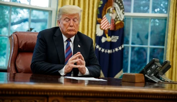 Trump pod tlakom verejnosti nakoniec vzdal oficiálne hold zosnulému senátorovi McCainovi
