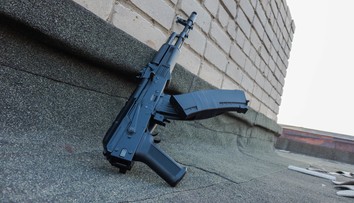 Hráč airsoftu omylom použil skutočnú zbraň. Do hrudníka s ňou postrelil svojho brata