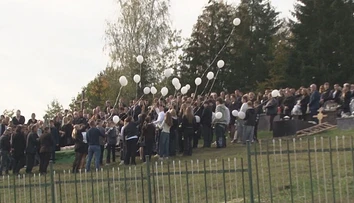 Prišli rodina, priatelia aj neznámi, ktorých tragédia zasiahla. Kysuce sa naposledy rozlúčili s Nellkou (†14)