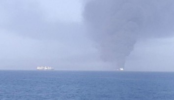 V Ománskom zálive napadli dva tankeri. Na lodiach vypukol požiar